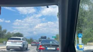 Българинът показа червен картон на политиците, метна се на колата и... СНИМКИ 
