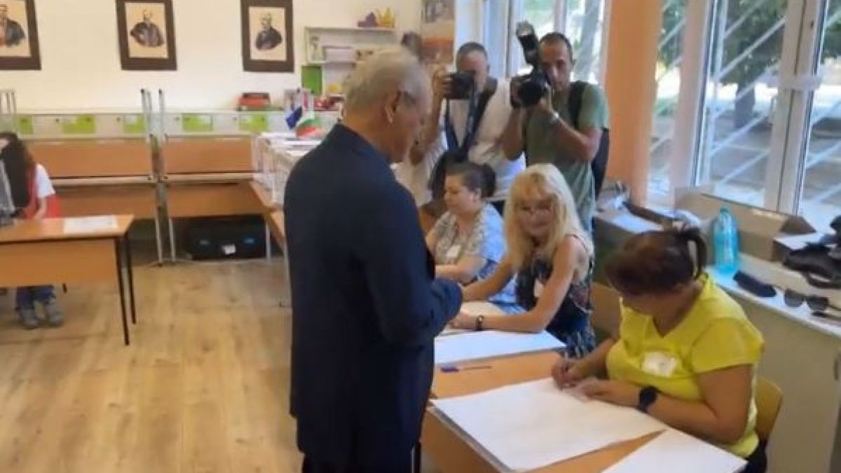 Ахмед Доган изпревари всички, жена от СИК без малко да направи фатална грешка ВИДЕО