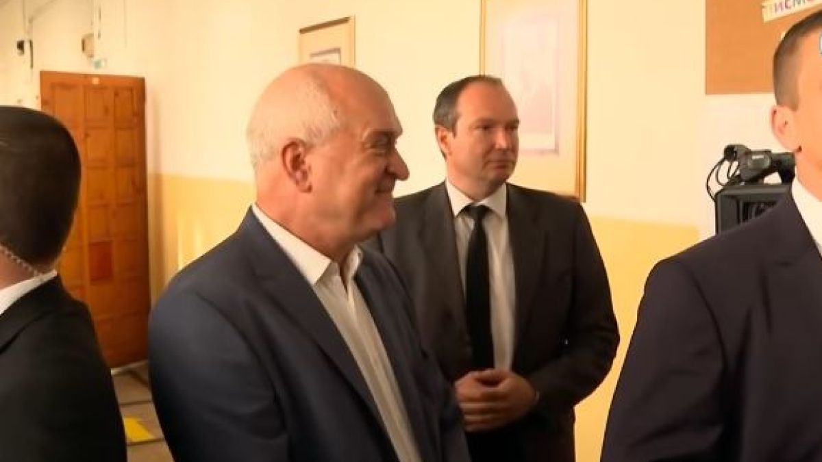 Главчев гласува на крак и си пожела бързо редовно правителство ВИДЕО