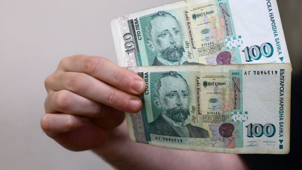 Трик с банкнотата от 100 лева показва фалшива ли е