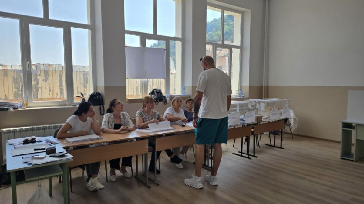 Хаос в Благоевград: Сменят хора, машини не работят