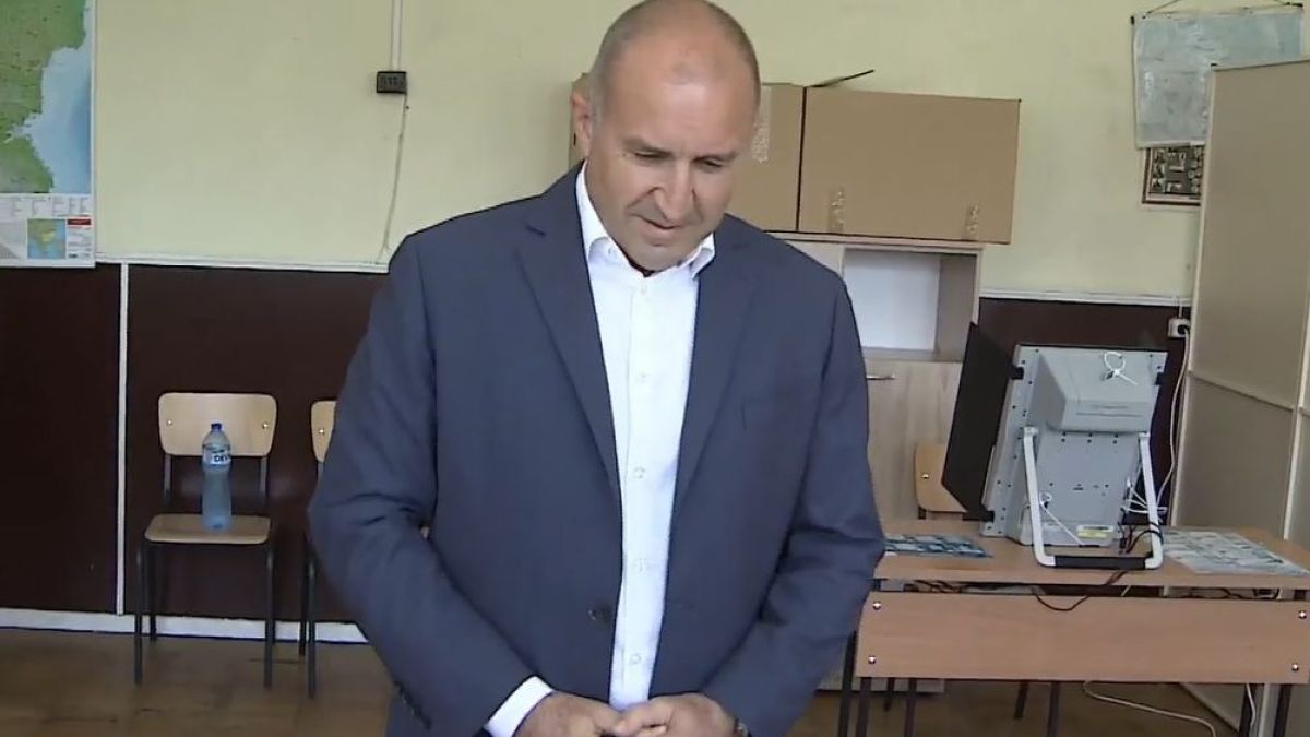 Радев отвърна на Борисов за голите си снимки и гларуса, намекна за своя партия
