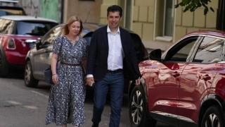 Жената на Кирил Петков изби рибата с думи за Шенген 
