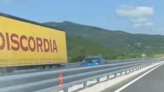 Смразяваща ситуация по новия път в Северозапада, шофьор камикадзе натиска газта във...