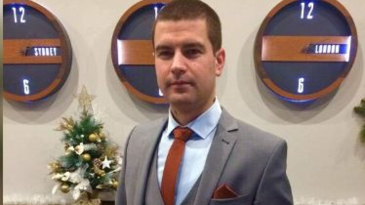 Новоизбран депутат от "Величие" хвърли партията в шок, ето коя хубавица намаза  