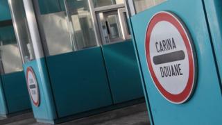 Сръбски митничари спряха за проверка нашенци с "Рено" и се хванаха за главите 