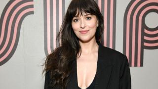 Звездата от "50 нюанса сиво" шокира в "гола" рокля, видя й се... СНИМКИ 18+