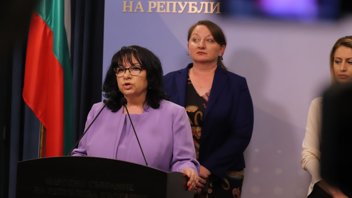 Петкова с притеснителни данни за бюджета, свиква спешен съвет!