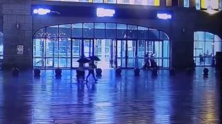 Шокиращи кадри: Вижте как мълния порази двама души 18+