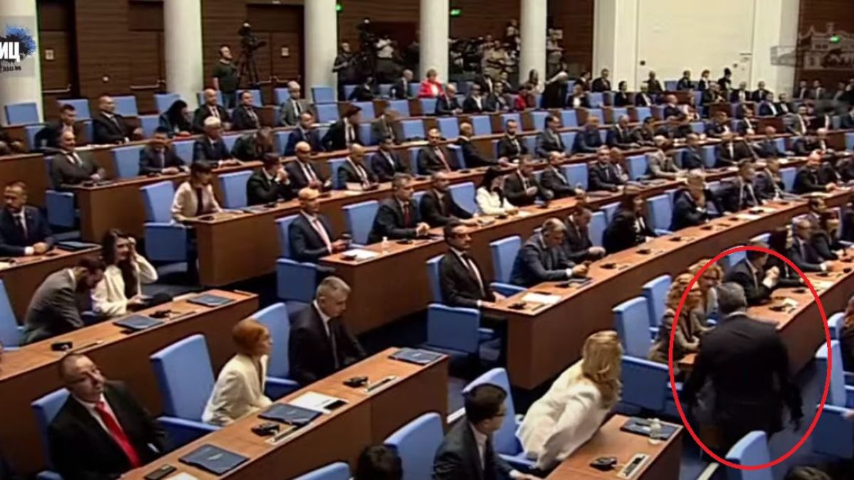 Горещо от НС: Христо Иванов се награби със страстна депутатка от ПП и се изпари СНИМКИ