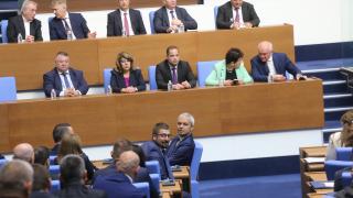 Със 154 гласа "за" депутатите гласуваха важен закон за джендърите в училище