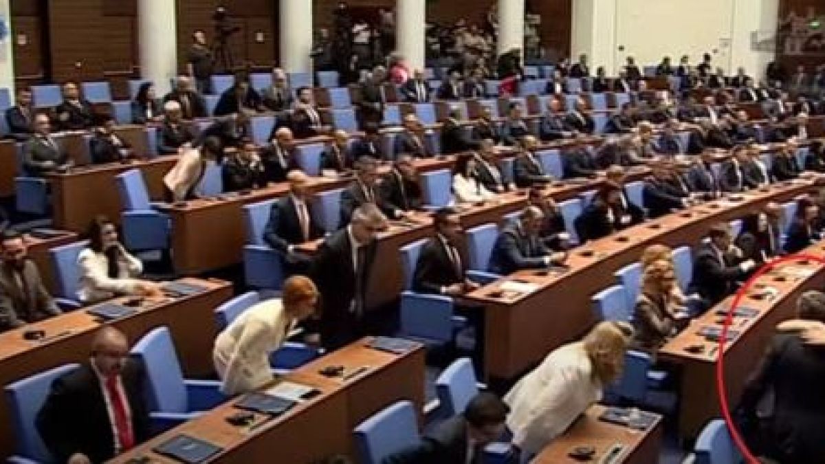 Ето какви ги свърши Христо Иванов след горещата прегръдка със страстна депутатка на Промяната