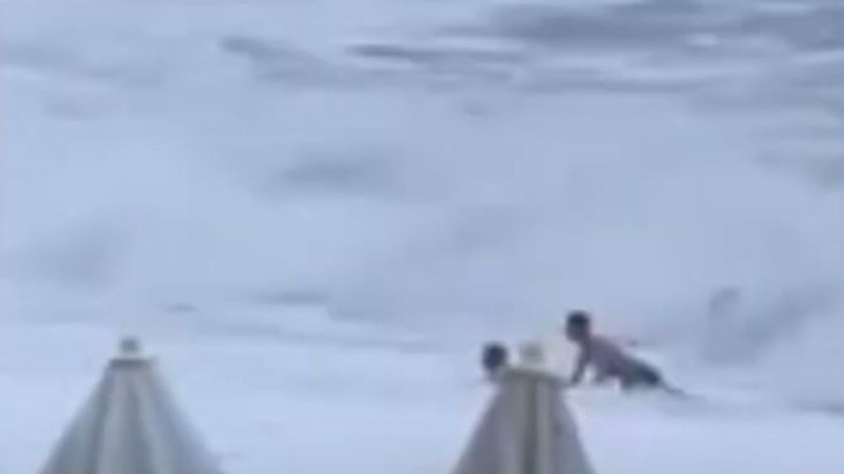 Диана влезе до колене в Черно море пред погледа на приятеля ѝ, вече дни наред няма вест от нея СНИМКИ