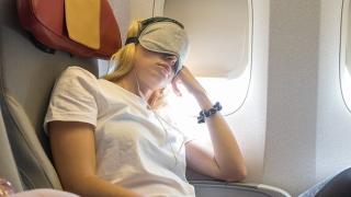 Перверзник се изгаври брутално с момиче, докато спи в самолет