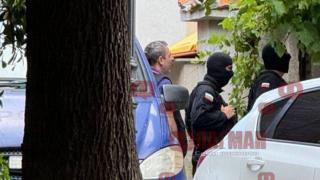 Какво се случва в Стария Созопол? Качулки вадят хора с белезници от къща СНИМКА