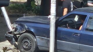 Гъзар с класически Мерцедес сътвори зрелищна катастрофа в Бургас СНИМКИ