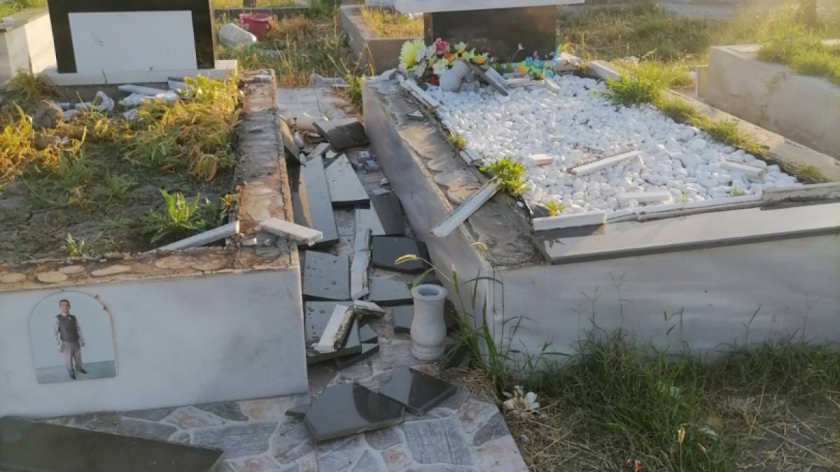 Зловещо и грозно: Станалото на гробищата в Нова Загора възмути всички СНИМКИ