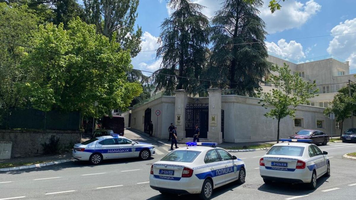 Ужас в Белград: Забиха стрела във врата на жандармерист пред израелското посолство, последва смърт СНИМКИ