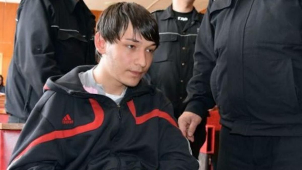 Цяла България е в ужас от Кървавия Мерт! Слабичкият младеж посече с брадва майка и дете 