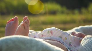 Българско бебе открито само на балкон в Гърция, а родителите...