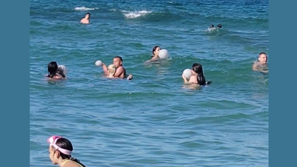 СНИМКА показа какво правят куп деца в морето в Созопол 