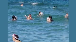 СНИМКА показа какво правят куп деца в морето в Созопол 