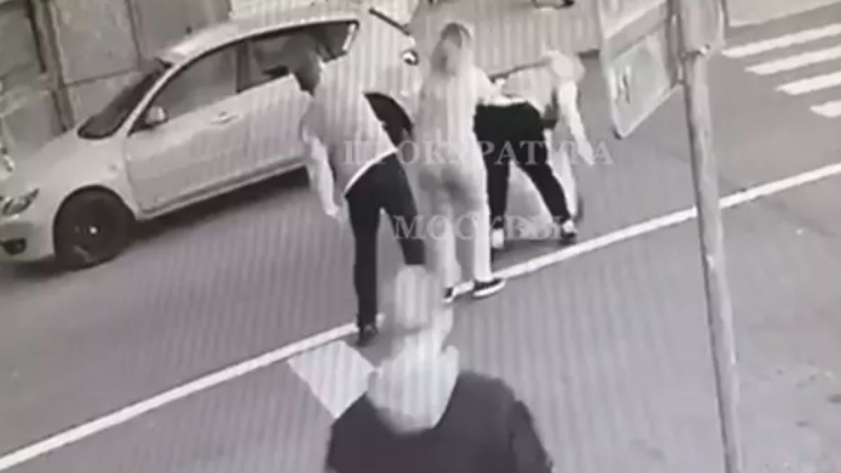 Мъж беше вдигнат и хвърлен с главата надолу върху асфалта при конфликт ВИДЕО 18+