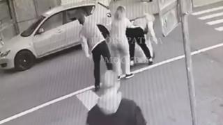 Мъж беше вдигнат и хвърлен с главата надолу върху асфалта при конфликт ВИДЕО 18+