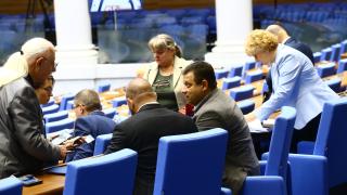 Бегълци от Слави и "Величие" си направиха партия