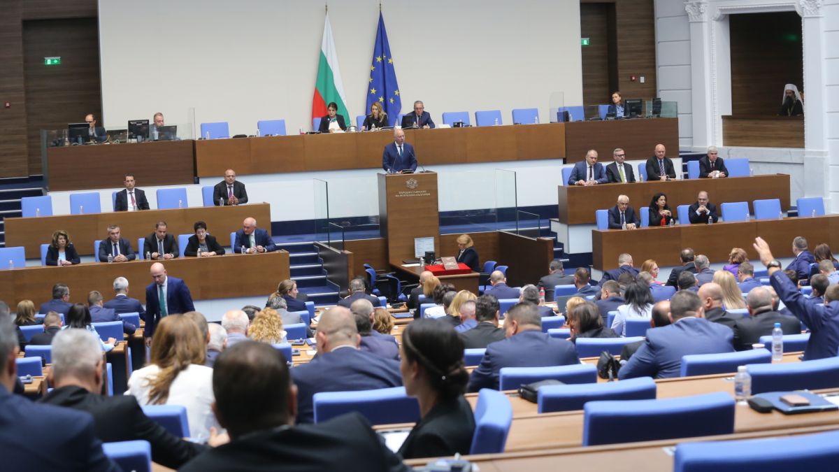 Юрист внесе официално искане в НС - депутатите да получават минимална заплата Снимки