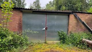 Невероятно съкровище: Мъж намери редки коли за милиони в изоставен хамбар ВИДЕО 