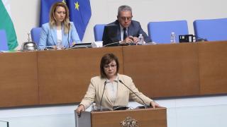 Нинова изригна от трибуната: Защо моторите бръмчат и вдигат шум?