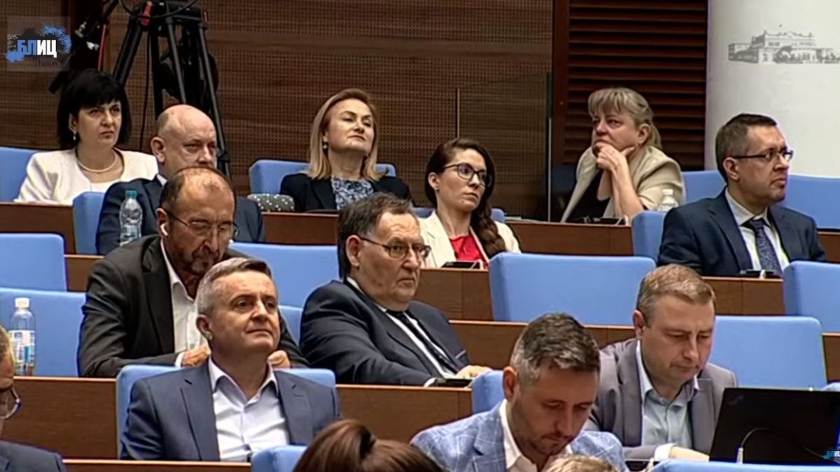16 дни „Величие“, гръмки рокади в НС след разгрома СНИМКИ