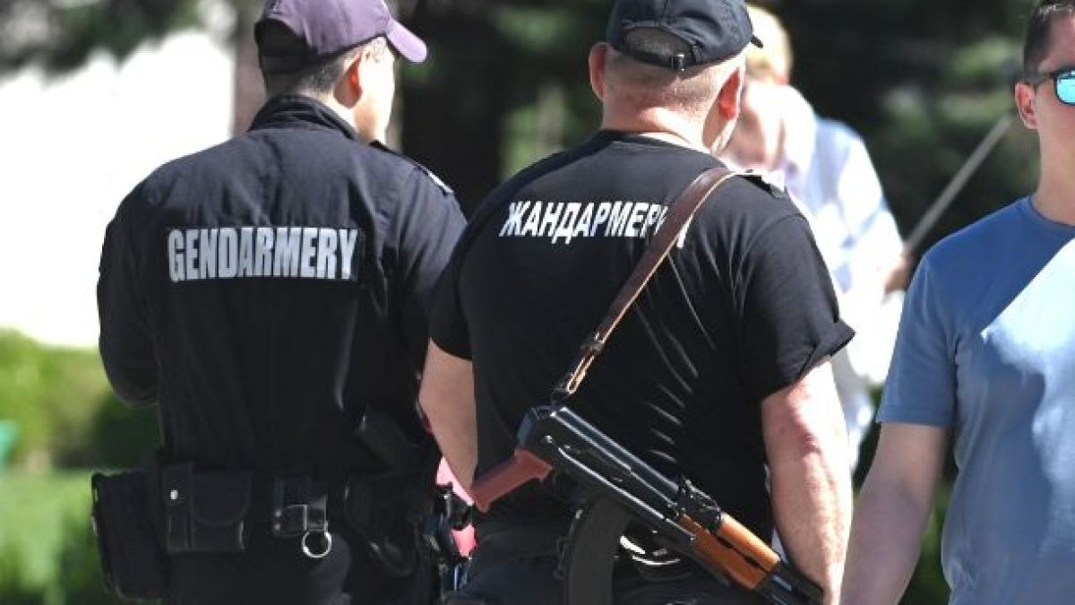 Извънредно в БЛИЦ! Почерня от полиция в този столичен квартал, какво се случва