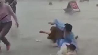 Вятър отнесе майка и дъщеря в Китай ВИДЕО