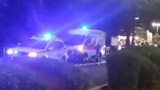 Инцидент по тъмно до Морската градина на Бургас, млад мъж е изнесен с линейка ВИДЕО