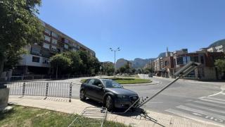 Агресор предизвика катастрофа на майка с дете във Враца, а после... СНИМКИ