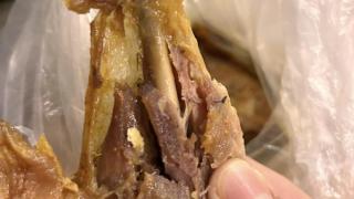 Отврат в Т Маркет: Червеи и мухи излизат от месото! Гнусни СНИМКИ