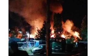 Пожар бушува в София, има много опожарени автомобили ВИДЕО