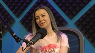 Бургаски родители в потрес: Тази учителка преподава на децата ни, пие и... ВИДЕО 18+