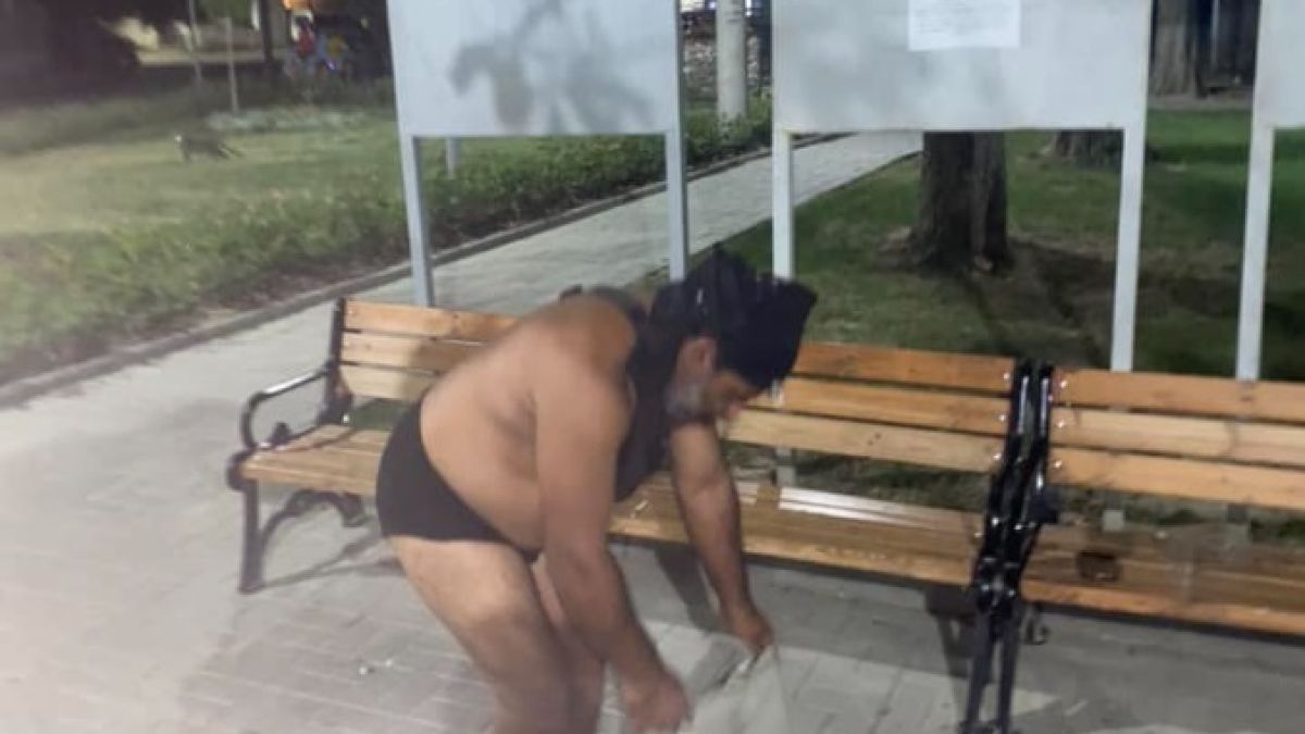 Внимание: Полугол мъж стресира жители на пловдивско село СНИМКИ 18+