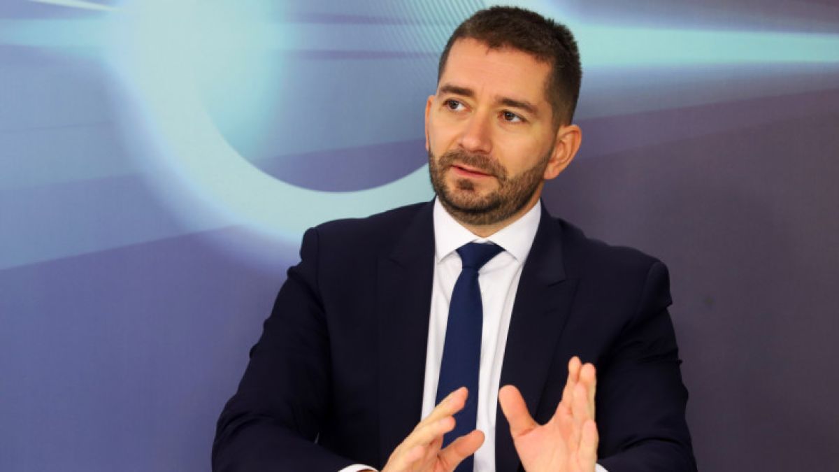 Политолог: Радев ще попари ПП-ДБ за...