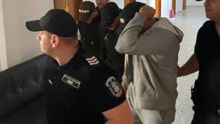 Тримата наркобарони от Свети Влас пристигнаха оковани в съда ВИДЕО