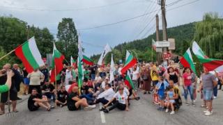 Протестиращи блокират възлов път, не минавайте от там на тези дати