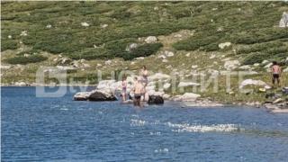 Група туристи влезе и се изкъпа в едно от Седемте рилски езера СНИМКИ