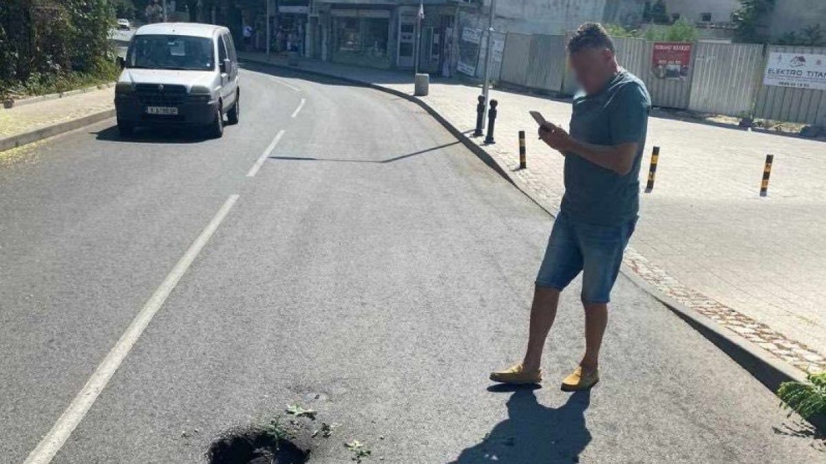 Кратер зейна на централна улица в Пловдив, велосипедист не погледна и... СНИМКА