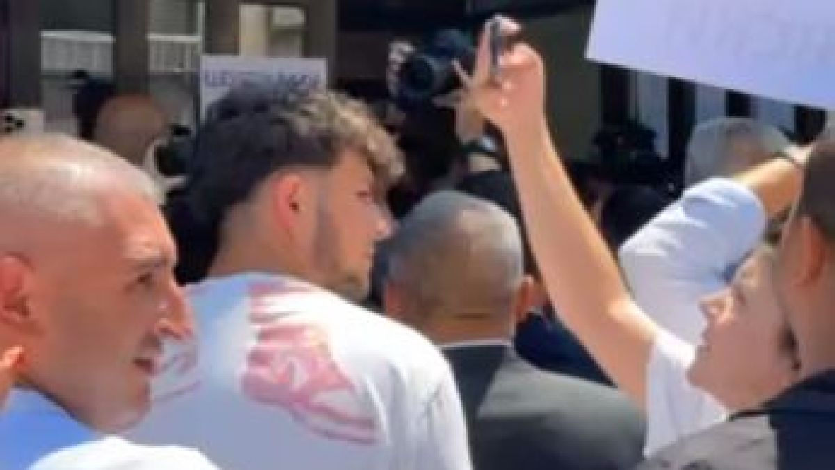 Отцепниците от ДПС атакуват вандалски централата на партията ВИДЕО