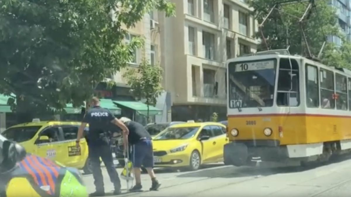 Всички говорят за този столичен полицай! Спаси 16 души при тежка катастрофа, а сега... ВИДЕО