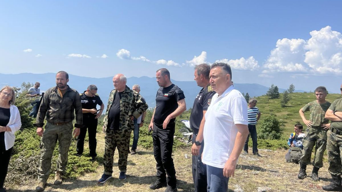 Огненият ад на Беклемето заплашва цяла гора, на място са... СНИМКИ