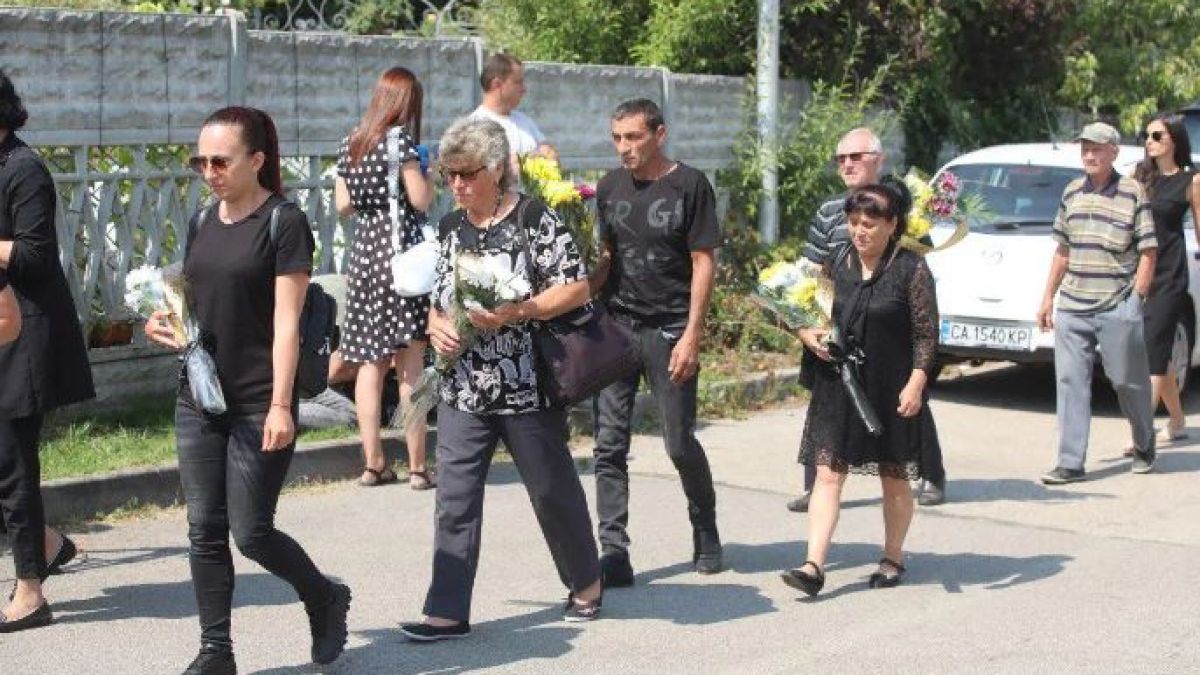 С протекцията на Алексей Петров: Татко Петко и Кирил Петков назначили сватбена агентка за шеф на държавно дружество СНИМКИ